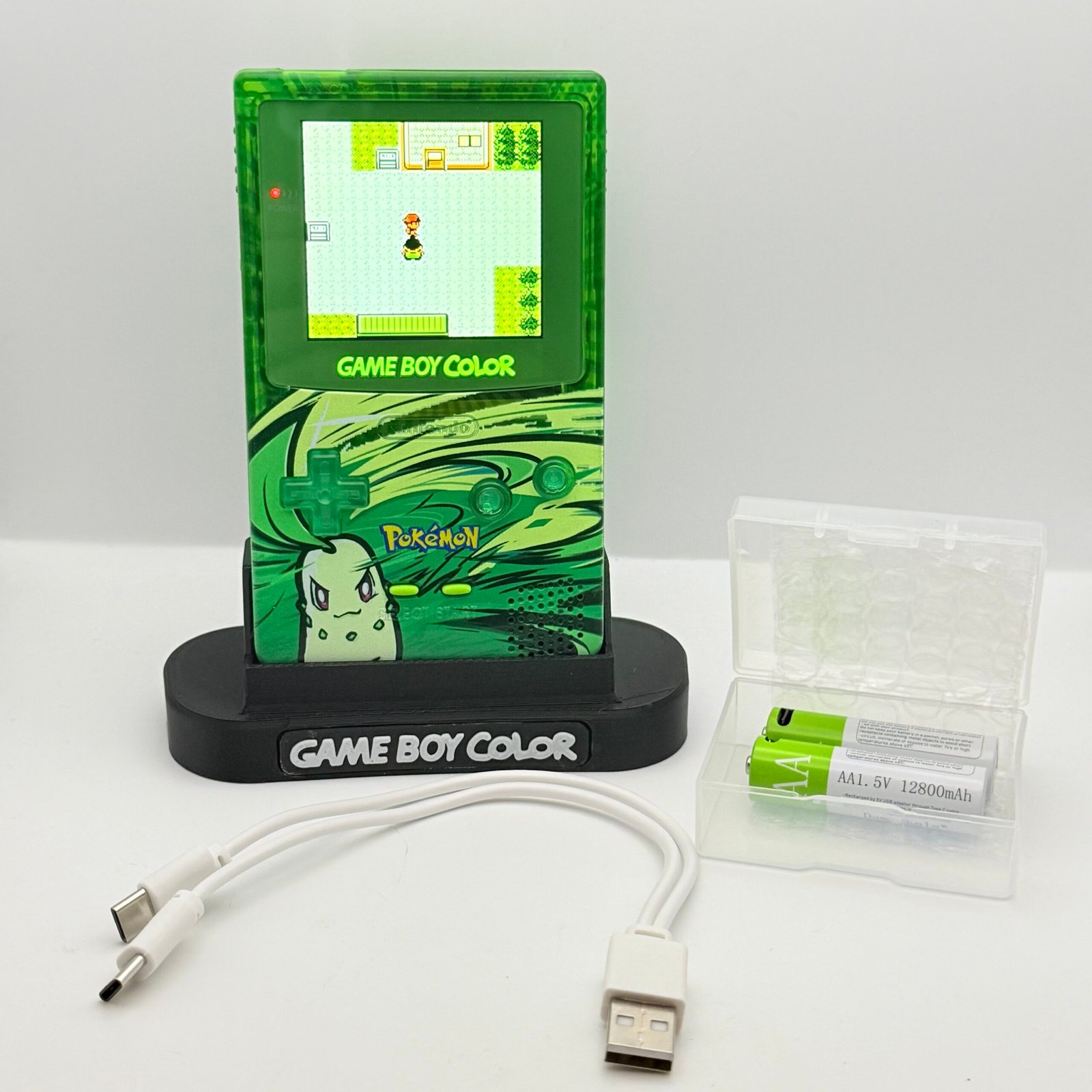 Game Boy Color - IPS V3 - Pokémon Chikorita + Stand + 2 Batterie USB-c 12800mAh