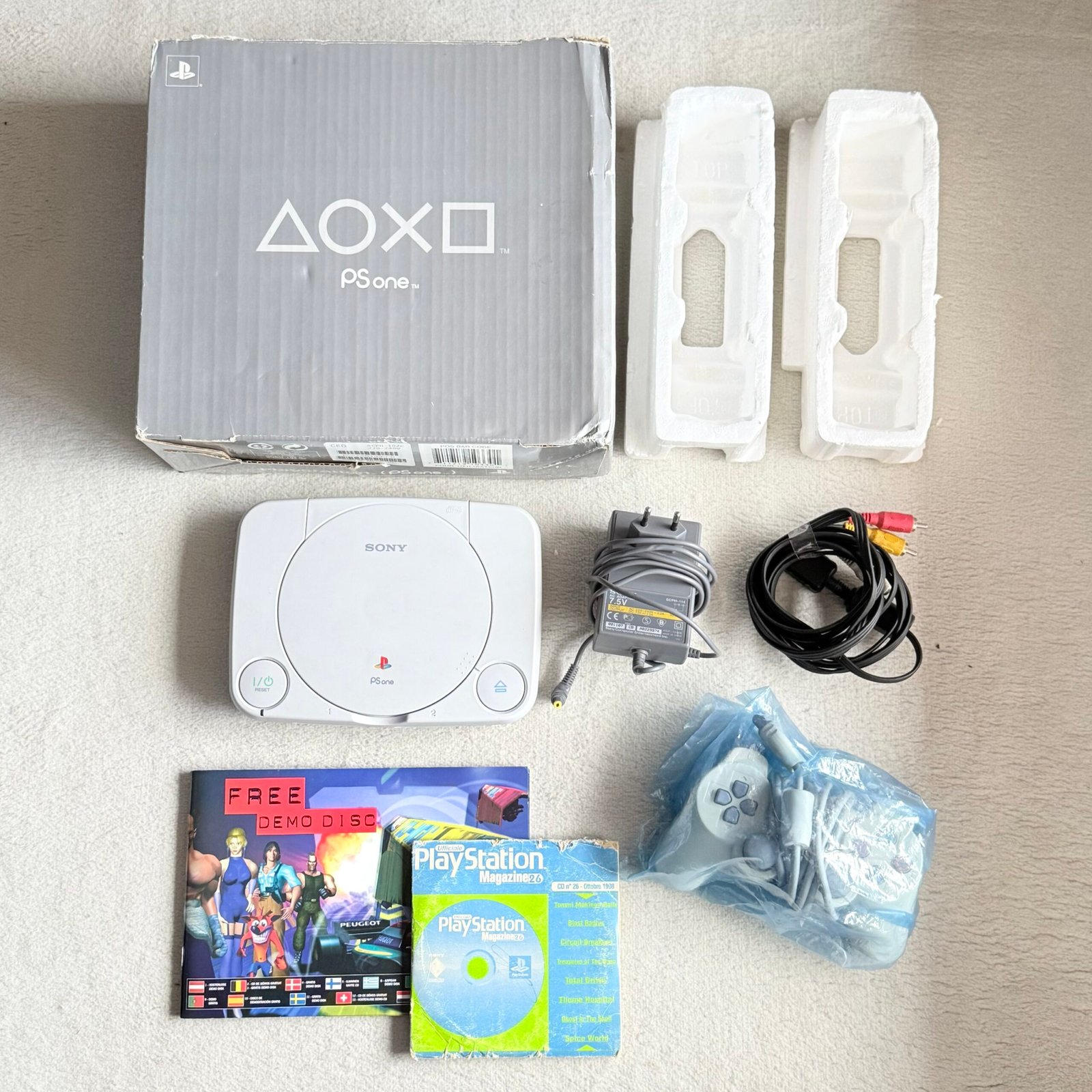 SONY PLAY STATION ONE - PS1 - CONSOLE - PAL + 1 JOYPAD - BOXED - CON 2 DEMO DISC